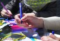 Дети разрисовывают бумажных голубей