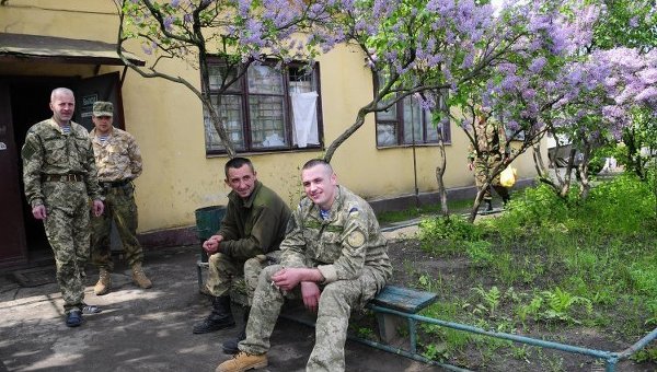 Украинские военнослужащие в г. Счастье Луганской области