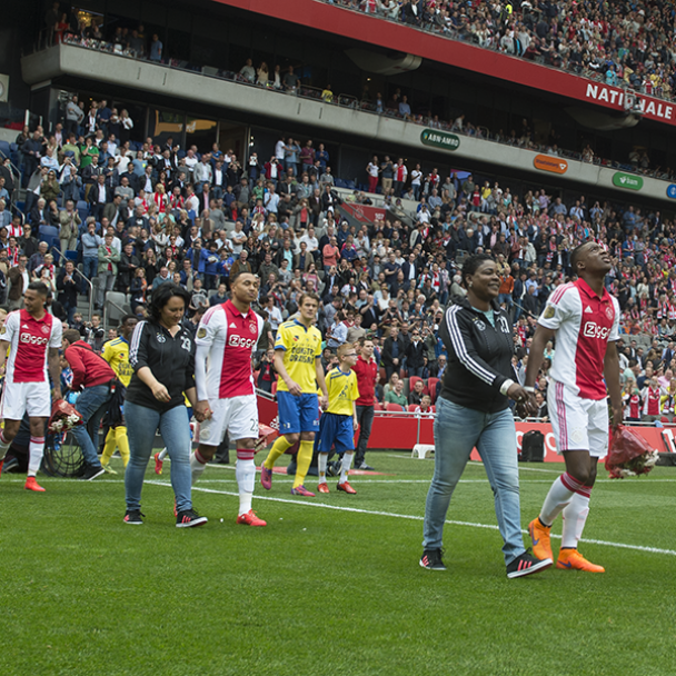Футболисты Аякса вышли на матч чемпионата Нидерландов вместе с мамами