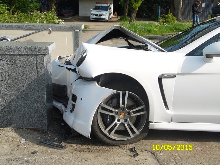 Авария в Киеве: Porsche Panamera врезался в переход