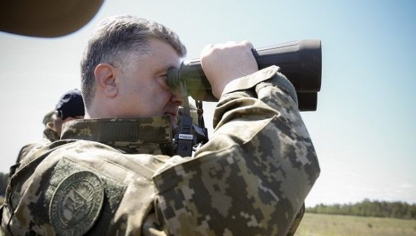 Петр Порошенко на военном полигоне. Архивное фото
