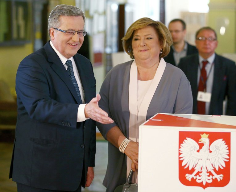 Президент Польши Бронисла Коморовский и его жена Анна на выборах главы государства