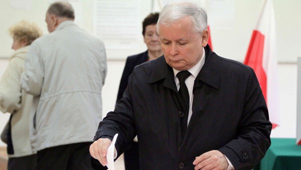 Председатель польской партии Право и справедливость Ярослав Качиньский во время голосования. Архивное фото