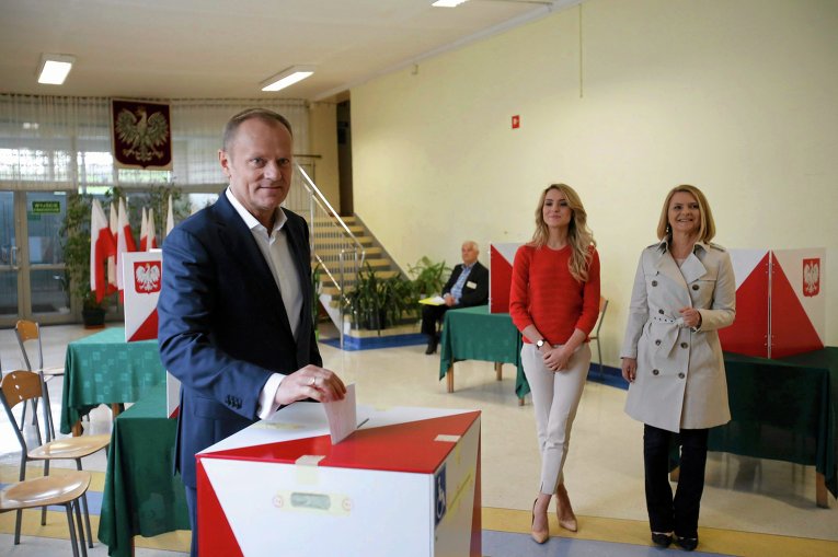Глава Европейского совета Дональд Туск во время голосования на выборах президента Польши