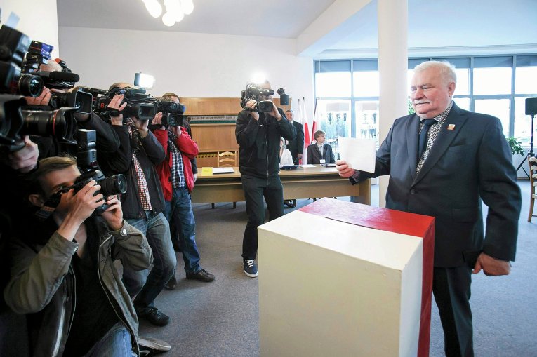 Бывший президент Польши Лех Валенса с бюллетенем на выборах президента