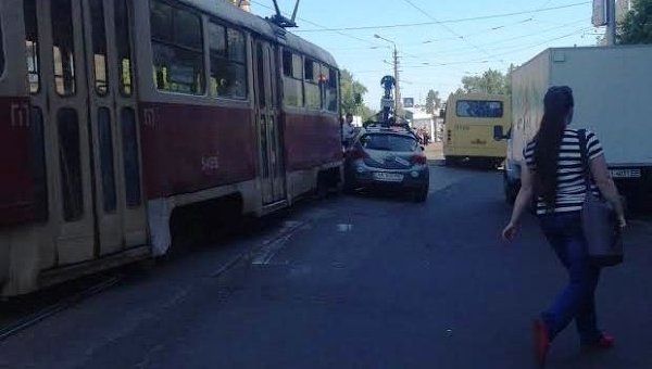 Трамвай столкнулся с автомобилем, снимающий улицы для Google