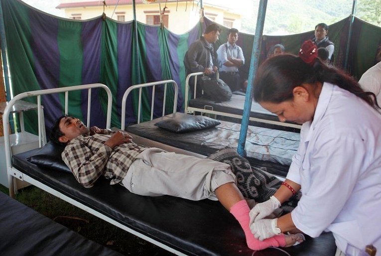 В Катманду оказывают помощь пострадавшим при землетрясение в Непале