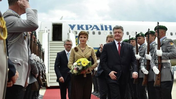 Петр Порошенко с супругой во время визита в Германию