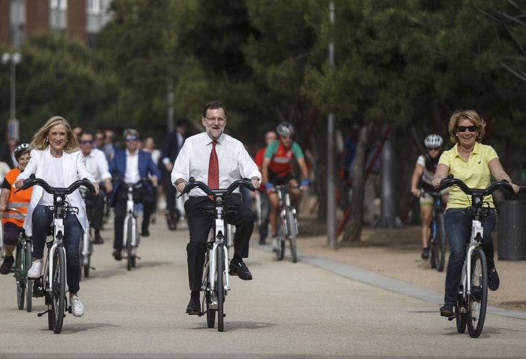 Премьер-министр Испании Мариано Рахой на велопрогулке во время избирательной кампании.