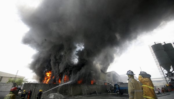 По меньшей мере три человека погибли в результате пожара на фабрике по производству сандалий в столице Филиппин Маниле.