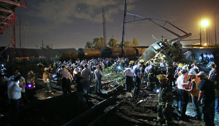 Не менее 130 человек доставлены в больницы Филадельфии после крушения пассажирского поезда в Пенсильвании. Согласно последним данным, в аварии погибли пять человек, шестеро из доставленных в больницы находятся в критическом состоянии.