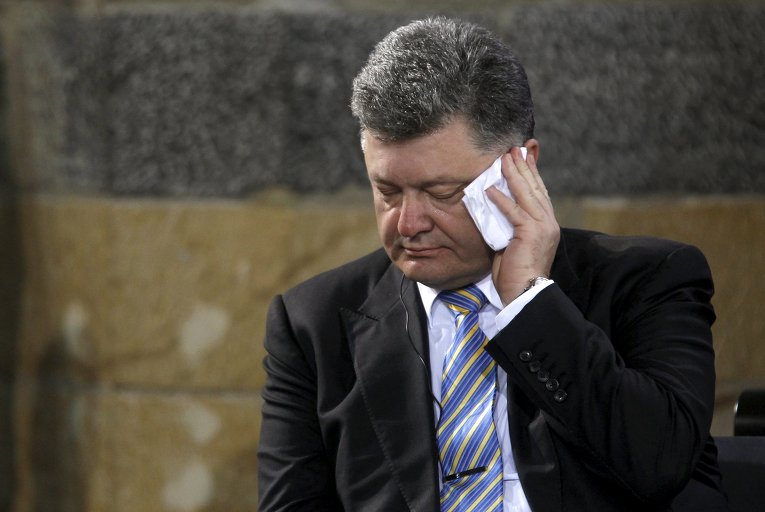 Президент Украины Петр Порошенко вытирает лицо во время церемонии вручения премии им. Карла Великого Мартину Шульцу в немецком Аахене.