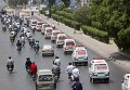 В пакистанском городе Карачи боевики расстреляли автобус, в результате чего погибли 43 человека, больше десятка раненых. На фото: машины скорой помощи перевозят тела погибших.