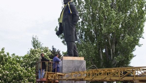 Демонтаж памятника Ленину в Запорожской области