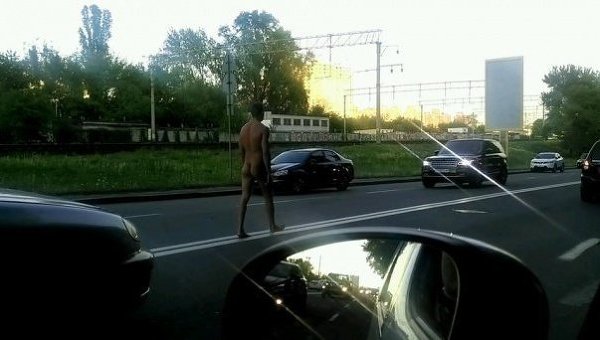 Голый мужчина на улице в Киеве