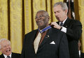 Джорж Буш награждает Би Би Кинга президентской медалью Свободы