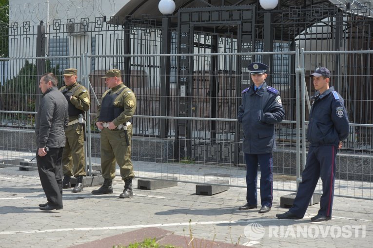 Правоохранители на месте проведения акции Бессмертный полк под стенами посольства Российской Федерации в Киеве