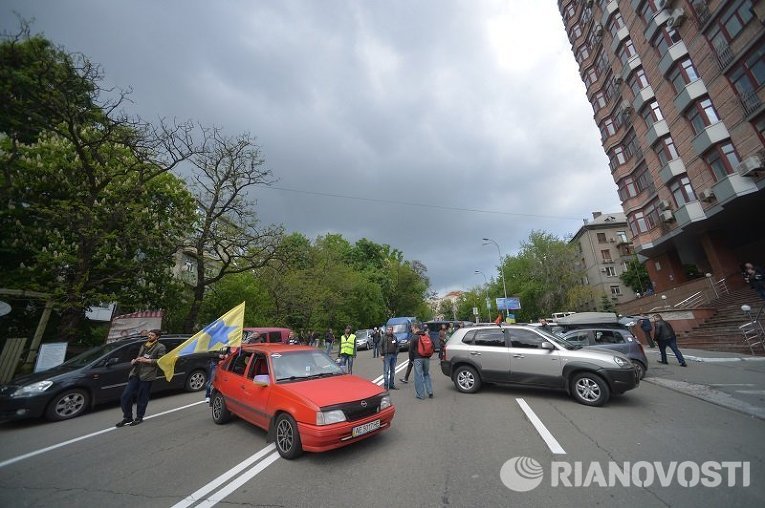 Акция активистов тарифного майдана в Киеве на Кловском спуске. 15 мая 2015 года