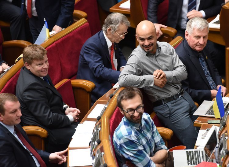 Депутаты во время заседания парламента в здании Верховной Рады Украины в Киеве, 15 мая 2015