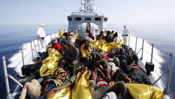 Нелегальные мигранты у берегов Сицилии