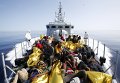 Нелегальные мигранты у берегов Сицилии