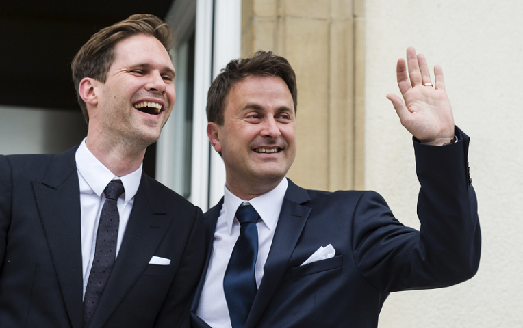 Премьер-министр Люксембурга Ксавье Беттель вступил в однополый брак со своим партнером — бельгийским архитектором Готье Дестене.