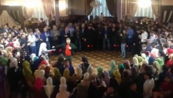 Кадыров танцует на свадьбе. Видео