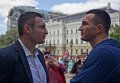 Братья Кличко провели зарядку в центре Киева