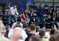 Братья Кличко провели зарядку в центре Киева
