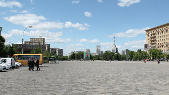 Пустую площадь окружали милицейские авто и автобусы для задержания правонарушителей