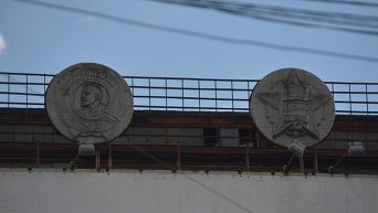 Изображение советских орденов на здании АО Большевик