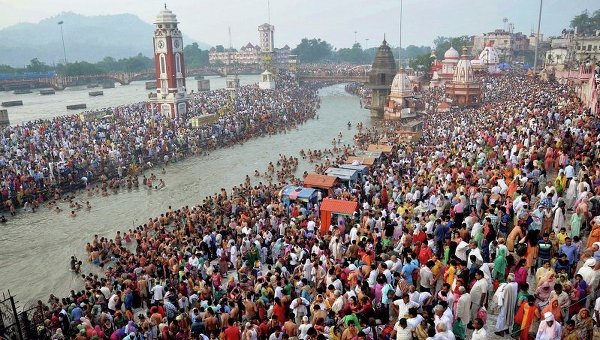 Толпы людей на берегу Ганга собрались в честь религиозного праздника Кришна Амавасья, который отмечается в новолуние