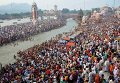 Толпы людей на берегу Ганга собрались в честь религиозного праздника Кришна Амавасья, который отмечается в новолуние