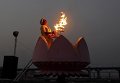 Индуистский священник держит в руках масляную лампу во время ритуала в день религиозного праздника Кришна Амавасья, который отмечается в новолуние