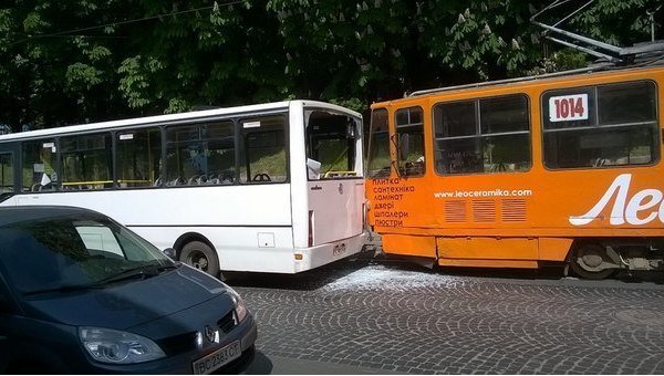 Столкновение трамвая и автобуса во Львове