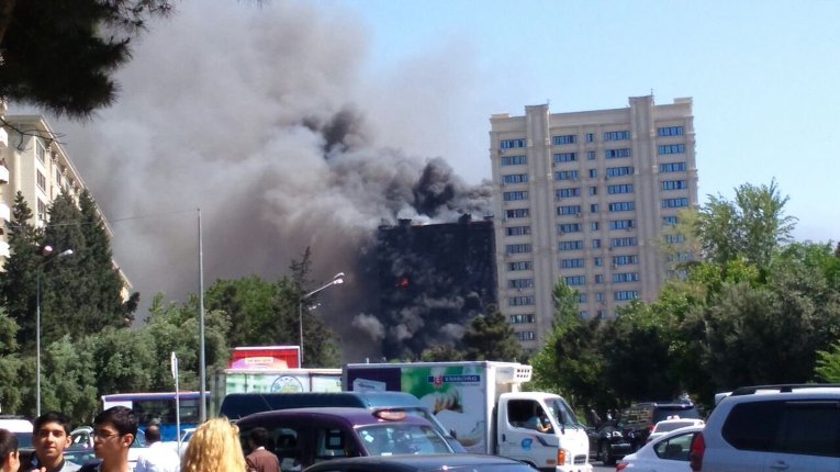 Число погибших при пожаре в многоэтажке в Баку увеличилось до 13 человек