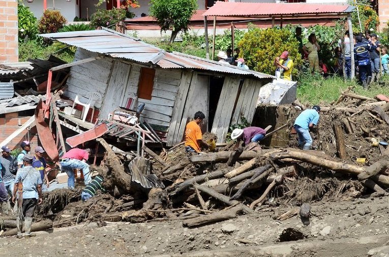 Разбор завалов в Колумбии в провинци Антикуа, где произошел сход грязевых потоков
