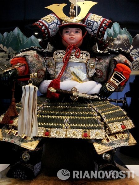 Кукла молодого воина, страстно желающего принять боевое крещение на открытии передвижной выставки декоративно-прикладного Куклы Японии, организованной Японским фондом, во Владивостоке