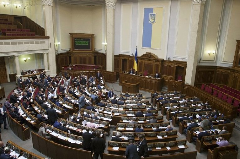 Верховная Рада Украины в день голосования за закон, разрешающий правительству вводить мораторий на выплату внешних долгов