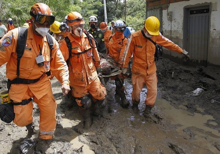Спасатели несут тело жертвы схода грязевого потока в колумбийской провинции Антикуа
