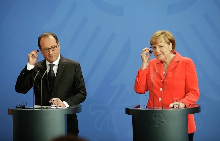 Президент Франции Франсуа Олланд и канцлер ФРГ Ангела Меркель во время пресс-конференции в Берлине