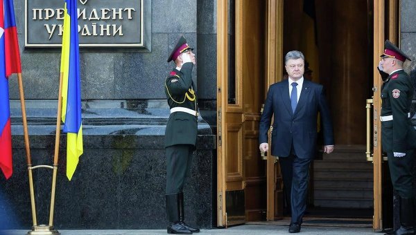 Петр Порошенко выходит из Администрации президента Украины в Киеве, 20 мая 2015 года