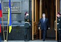 Петр Порошенко выходит из Администрации президента Украины в Киеве, 20 мая 2015 года