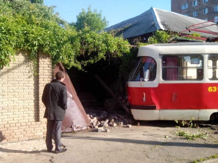 В Харькове трамвай влетел в забор жилого дома