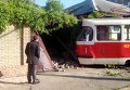 В Харькове трамвай влетел в забор жилого дома