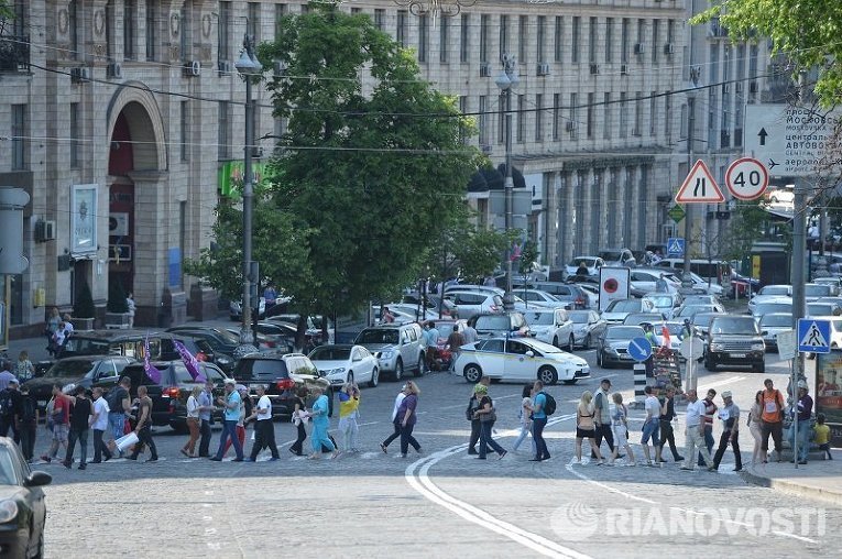 Участники Финансового майдана заблокировали движение в правительственном квартале Киева