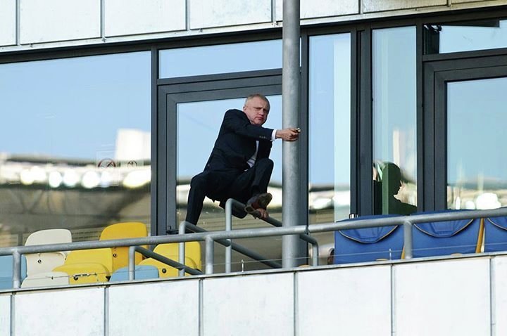 Президент ФК Динамо Игорь Суркис перелазит ограждение на стадионе, 20 мая 2015 г.