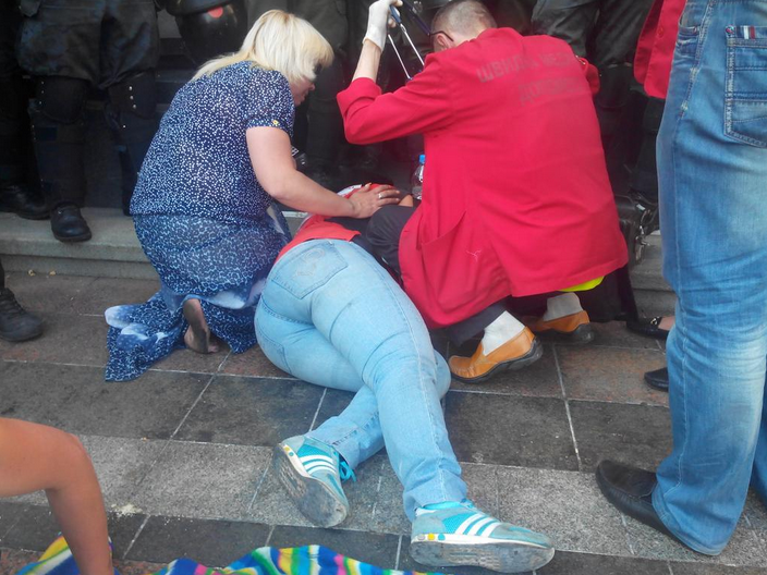 В ходе протестов под Радой пострадала женщина