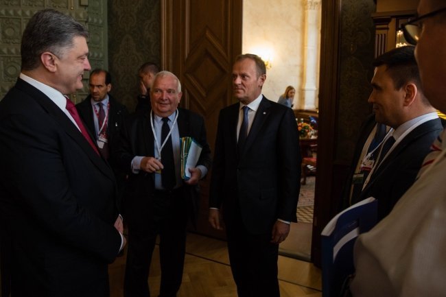 Петр Порошенко и Донльд Туск на саммите ЕС в Риге