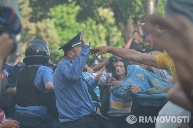 Столкновения протестующих и правоохранителей под Радой